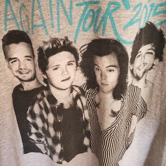 **SOLD** One Direction 2015 concert t-shirt - Picture 2 of 2